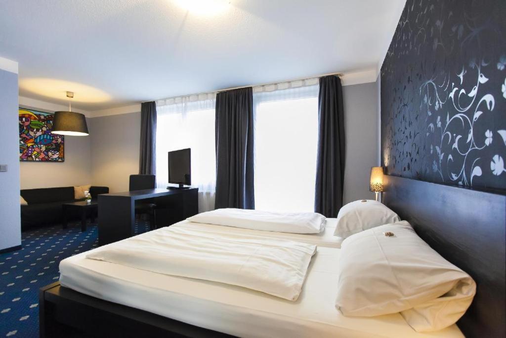 Hotel Am Berliner Platz Langenfeld  Esterno foto